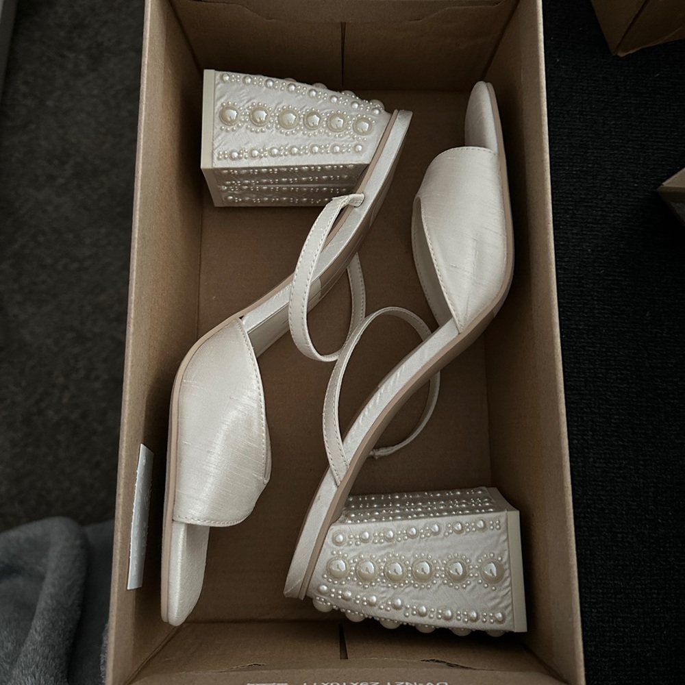 NWT Dolce Vita Jemmy Pearl Vanilla Silk Heels - Picture 2 of 9